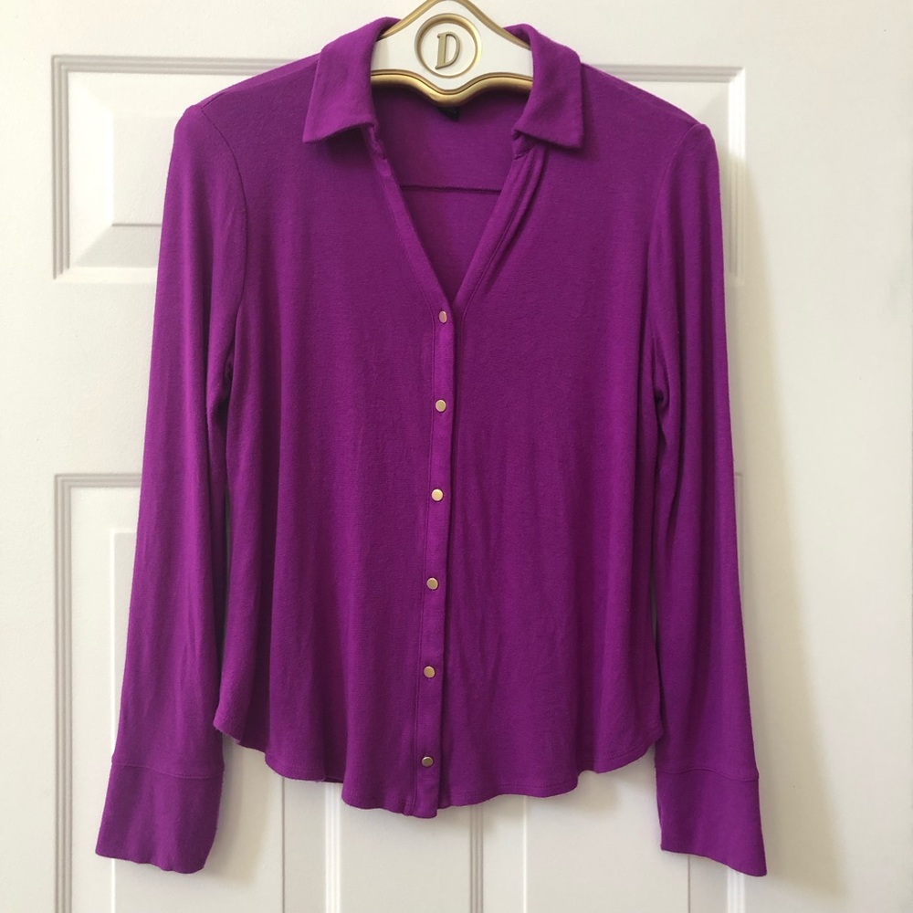 Shirttail Hem Top w/Back Yoke & Collar By Cyrus - Size M